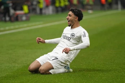 المساهمة الـ25 في الموسم.. مرموش يصنع الهدف الأول لفرانكفورت أمام ميتييلاند